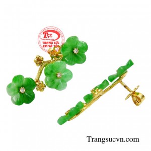 Đôi hoa tai cẩm thạch giúp chị em phụ nữ thêm phần nổi bật.