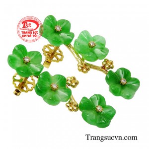 Nét đẹp thêm tuyệt mỹ bởi sự cộng hưởng màu xanh của cẩm thạch xen lẫn ánh vàng rực rỡ đầy kiêu sa. 