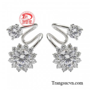 Hoa tai phong cách vàng trắng mang đến vẻ sang trọng và kiêu sa cho bất kỳ người phụ nữ nào. 