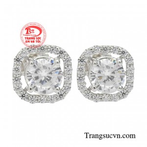 Hoa tai thời thượng vàng trắng là vũ khí giúp phụ nữ hoàn hảo hơn trong mắt người đối diện. 