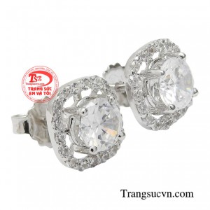 Sự rực rỡ, tỏa sáng, lấp lánh hào quang của đôi hoa tai khiến cho vẻ đẹp của người phụ nữ trở nên đặc biệt hơn trong mọi thời đại. 