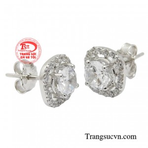 Đôi bông tai luôn là món trang sức yêu thích của mọi chị em phụ nữ. 