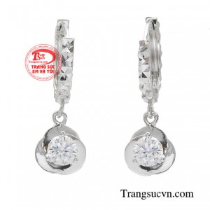 Hoa tai tiểu thư đài các giúp tăng thêm vẻ đẹp yêu kiều, góp phần giúp người phụ nữ trở nên sang trọng. 