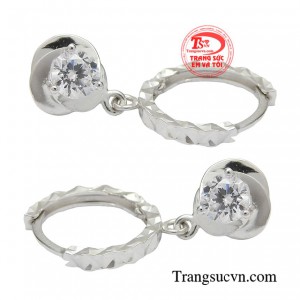 Với kiểu dáng thanh lịch cùng chất liệu vàng trắng 18k, phái đẹp hoàn toàn có thể khiến bản thân mình trở nên tự tin hơn. 