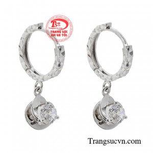 Trong những buổi gặp gỡ khách hàng, tiệc tùng, chị em cần cho mình một đôi hoa tai để tôn vinh nét quyến rũ của mình. 