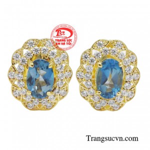 Hoa tai topaz thời thượng không chỉ khiến cho các cô nàng trông tươi tắn và rạng rỡ hơn mà còn đem đến nét thu hút và nổi bật trước người đối diện. 