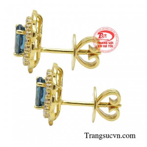 Chắc chắn khi diện đôi bông tai này người đối diện sẽ bị mê hoặc trước vẻ đẹp đằm thắm quyến rũ của bạn. 