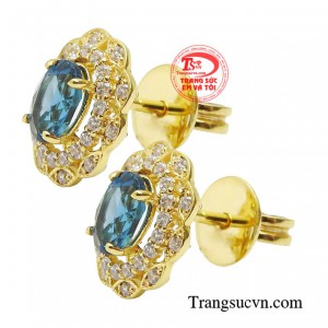 Đôi bông tai sử dụng đá topaz tạo nên một sản phẩm đầy lôi cuốn. 