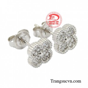 Bởi đeo hoa tai không chỉ mang đến nét xinh xắn mà còn thể hiện cá tính, nổi bật và tạo dấu ấn riêng của bản thân