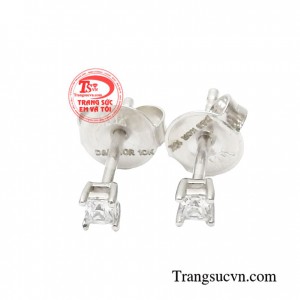 Hoa tai vàng trắng nhỏ đang là xu hướng thời trang hiện đại giúp mọi cô gái trở nên thu hút trong mắt người đối diện