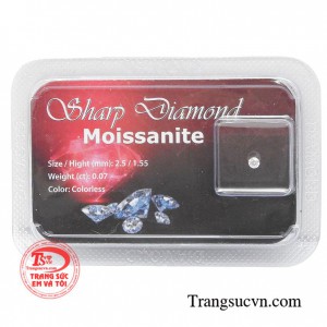 Kim cương nhân tạo Moissanite được chạm khắc tỉ mỉ, công phu tạo sự lấp lánh cho viên đá