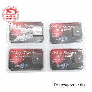 Kim cương nhân tạo Moissanite được chạm khắc tỉ mỉ, công phu tạo sự lấp lánh cho viên đá