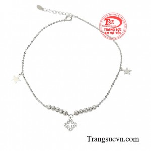 Lắc chân 4 lá yêu kiều là phụ kiện yêu thích dành cho những cô nàng theo phong cách trẻ trung, năng động