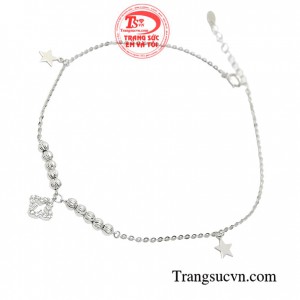 Chiếc lắc chân lấp lánh mang vẻ đẹp bừng sáng khiến người diện món trang sức này trở nên thu hút hơn bao giờ hết