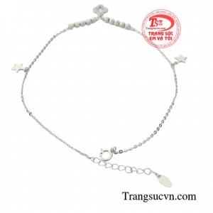 Lắc chân 4 lá yêu kiều là phụ kiện yêu thích dành cho những cô nàng theo phong cách trẻ trung, năng động