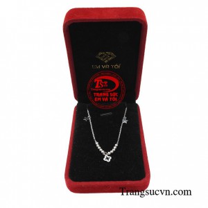 Chiếc lắc chân lấp lánh mang vẻ đẹp bừng sáng khiến người diện món trang sức này trở nên thu hút hơn bao giờ hết