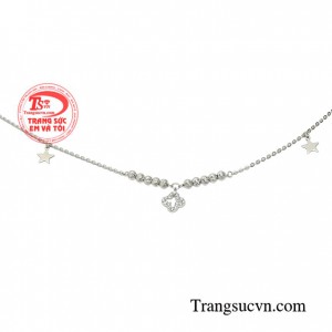 Lắc chân 4 lá yêu kiều là phụ kiện yêu thích dành cho những cô nàng theo phong cách trẻ trung, năng động