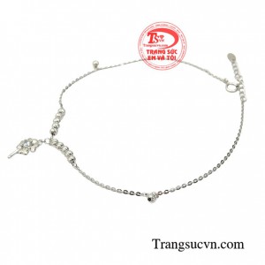 Lắc chân tôn lên vẻ thanh mảnh cho vóc dáng người con gái đồng thời làm nổi bật cho đôi chân