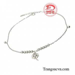 Lắc chân cỏ 4 lá luôn gây được ấn tượng với phái đẹp bởi vẻ bề ngoài nhẹ nhàng, tinh xảo là sự lựa chọn hoàn hảo để tặng cho một nửa yêu thương