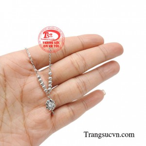 Lắc chân cỏ 4 lá luôn gây được ấn tượng với phái đẹp bởi vẻ bề ngoài nhẹ nhàng, tinh xảo là sự lựa chọn hoàn hảo để tặng cho một nửa yêu thương