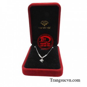 Lắc chân cỏ 4 lá may mắn