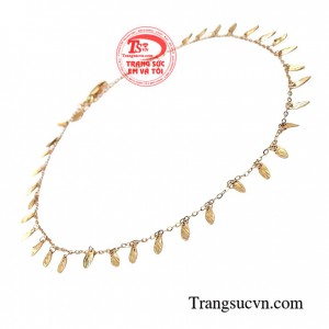 Lắc chân giúp tôn lên vẻ đẹp thanh thoát và duyên dáng của các bạn nữ, tô điểm cho đôi chân thêm xinh xắn, ngọc ngà hơn