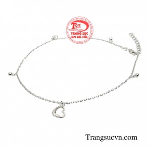 Chiếc lắc chân không chỉ mang đến vẻ đẹp dễ thương mà còn tôn lên được nét lôi cuốn thu hút ánh nhìn