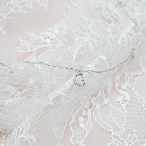 Chiếc lắc chân không chỉ mang đến vẻ đẹp dễ thương mà còn tôn lên được nét lôi cuốn thu hút ánh nhìn