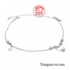 Ấn tượng với từng chi tiết được chế tác ti mỉ, các đường nét tinh tế giúp người đeo thêm xinh đẹp hơn