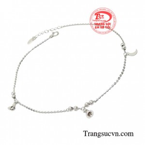 Chiếc lắc chân luôn hợp với nhiều đôi giày cao gót và những đôi dép xỏ ngón khi đi chơi