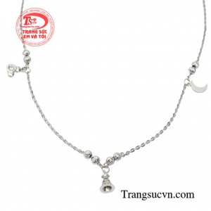 Lắc chân vàng trắng kiêu sa có kiểu dáng thanh mảnh, nhẹ nhàng và hợp mốt với những xu thế thời trang hiện nay