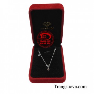 Chiếc lắc chân luôn hợp với nhiều đôi giày cao gót và những đôi dép xỏ ngón khi đi chơi