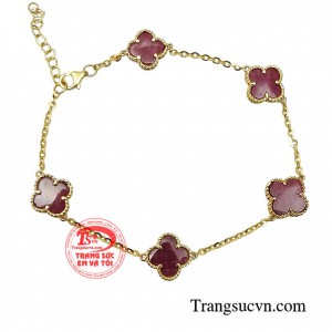 Lắc tay 4 lá thịnh vượng giúp tôn lên vẻ đẹp sang trọng, đẳng cấp của phái đẹp