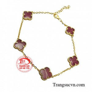 Giống như lá bùa hộ mệnh mang theo mình, lắc tay ruby sẽ giúp bạn tránh khỏi được những xui xẻo, mang đến những điều tốt lành và may mắn với những người mệnh thổ và hỏa