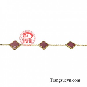 Lắc tay 4 lá thịnh vượng giúp tôn lên vẻ đẹp sang trọng, đẳng cấp của phái đẹp