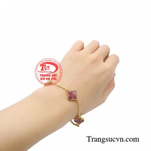 Lắc tay 4 lá thịnh vượng giúp tôn lên vẻ đẹp sang trọng, đẳng cấp của phái đẹp