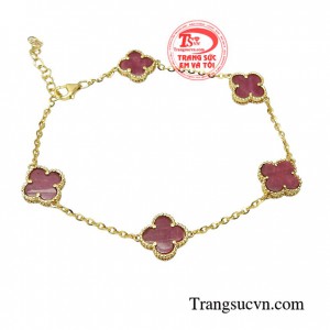 Lắc tay 4 lá thịnh vượng là món quà ý nghĩa dành tặng bà và mẹ trong các dịp đặc biệt