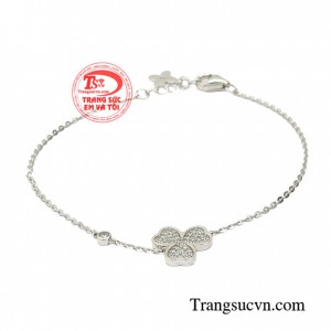 Lắc tay cỏ 3 lá vàng trắng được thiết kế đơn giản nhẹ nhàng và rất thanh lịch