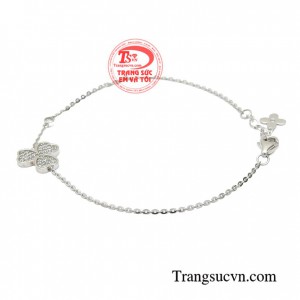 Lắc tay cỏ 3 lá vàng trắng được đính những hạt đá màu trắng sáng lấp lánh để làm điểm nhấn cho chiếc lắc tay thêm nổi bật hơn