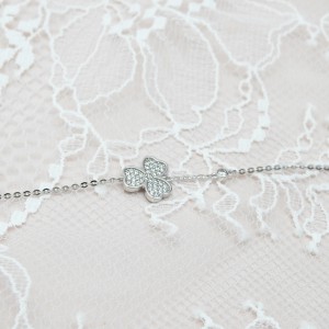 Chiếc lắc tay được thiết kế hợp thời trang với những đường nét tinh tế