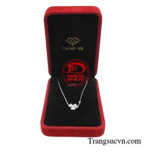 Lắc tay cỏ 3 lá vàng trắng được thiết kế đơn giản nhẹ nhàng và rất thanh lịch