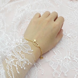 Lắc tay ngôi sao may mắn giúp điểm xuyến và tôn vinh vẻ đẹp cho các quý cô sành điệu