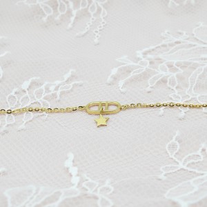 Chiếc lắc tay xinh xắn là món phụ kiện không thể thiếu của các cô nàng