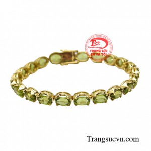 Lắc tay peridot may mắn mang đến cho người đeo vẻ đẹp sang trọng và thanh lịch