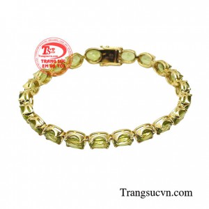 Màu xanh lục của đá Peridot là màu sắc tự nhiên, nó tượng trưng cho sức sống và niềm hi vọng