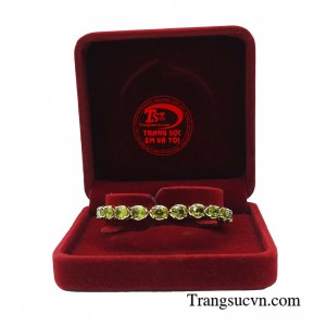 Lắc tay peridot may mắn mang đến cho người đeo vẻ đẹp sang trọng và thanh lịch