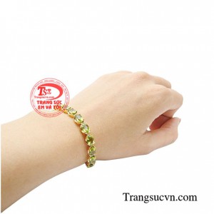 Màu xanh lục của đá Peridot là màu sắc tự nhiên, nó tượng trưng cho sức sống và niềm hi vọng