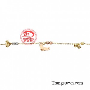 Những mẫu lắc dạng mảnh sẽ phù hợp với những cô nàng công sở khi kết hợp với những trang phục thanh lịch