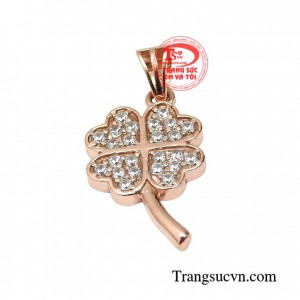 Mặt dây 4 lá vàng hồng tạo điểm nhấn nhẹ nhàng, thanh lịch giúp tôn lên vẻ đẹp của các quý cô