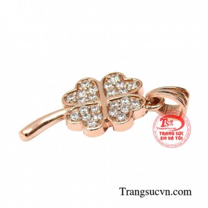 Một mẫu mặt dây đơn giản mà vẫn toát lên vẻ tinh tế, sang chảnh thì ngần ngại gì mà không lựa chọn ngay món trang sức này